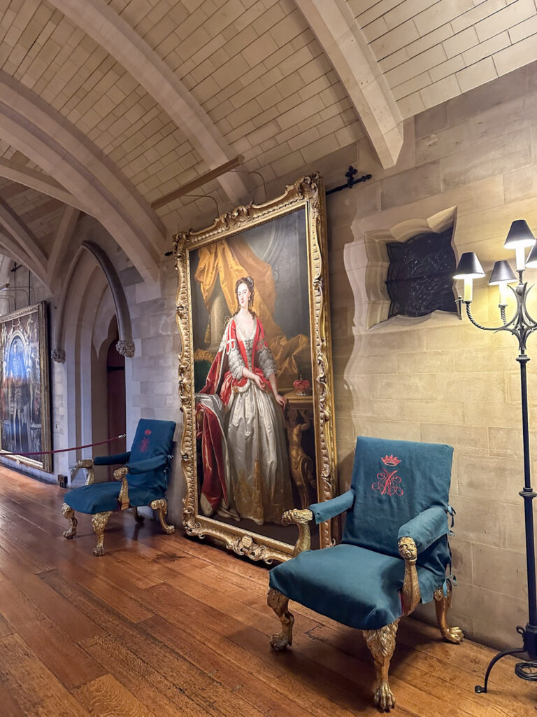 Sala do castelo de Arundel, com duas poltronas e um quadro