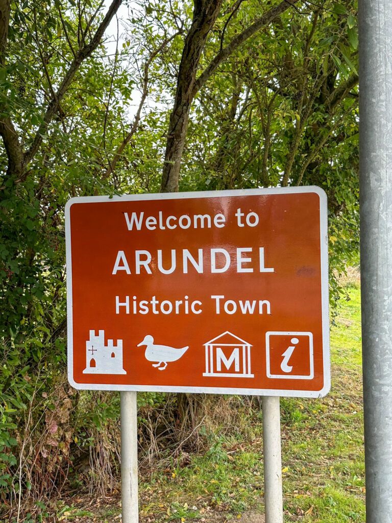 Placa com os dizeres Welcome to Arundel Historic Town