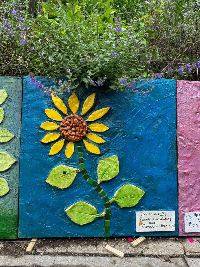 Mural artístico no caminho da estação de Arundel para o centro da cidade